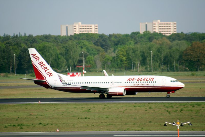Air Berlin B 737-86J(WL) D-ABAU nach der Landung in Berlin-Tegel