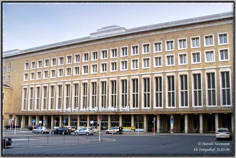 Vorfahrt des Flughafen Berlin-Tempelhof. 11.10.06  