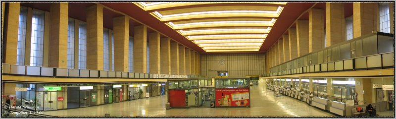 Blick in die monumentale Abfertigungs- u. Wartehalle des Flughafen Tempelhof.