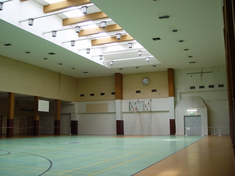 Flughafen Tempelhof. Blick in eine Sporthalle im Flughafengeb�ude welche von