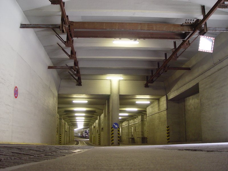 Flughafen Tempelhof. Der Eisenbahntunnel unter dem Flughafengeb�ude/Gel�nde. Die etwas angerostete