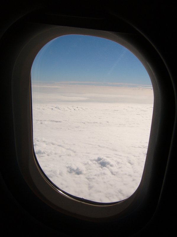 Blick aus dem Fenster eines A 320 der Swiss auf eine schne, glatte und geschlossene Wolkendecke...