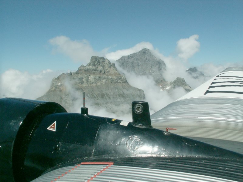 Blick aus einer Ju-52 der Ju-Air bei einem Alpenflug am 25.07.07
Auf dem BMW Sternmotor sieht man auch schn die lstandsanzeige und die Tankanzeige.
