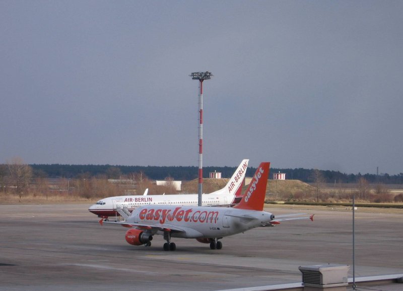 Blick von der Besucherterrasse in Berlin-Schnefeld, zwei Flugzeuge 