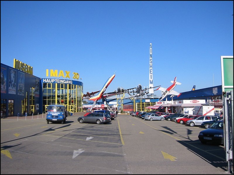 Blick in das Technik-Museum in Sinsheim am 30.09.2002. Im Hintergrund sind einige der ausgestellten Flugzeuge zu sehen.