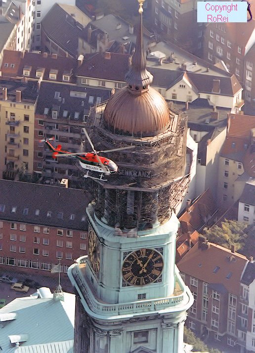 Bo-105 der Polizei beim Vorbeiflug am Hamburger Michel. 