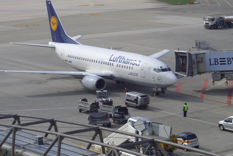 Boeing 737-500 der Lufthansa am Terminal des Stuttgarter Flughafens