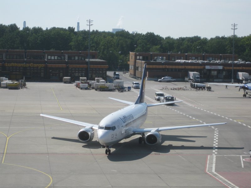 Boeing 737-500 der Lufthansa vor dem Push-back in Berlin-Tegel