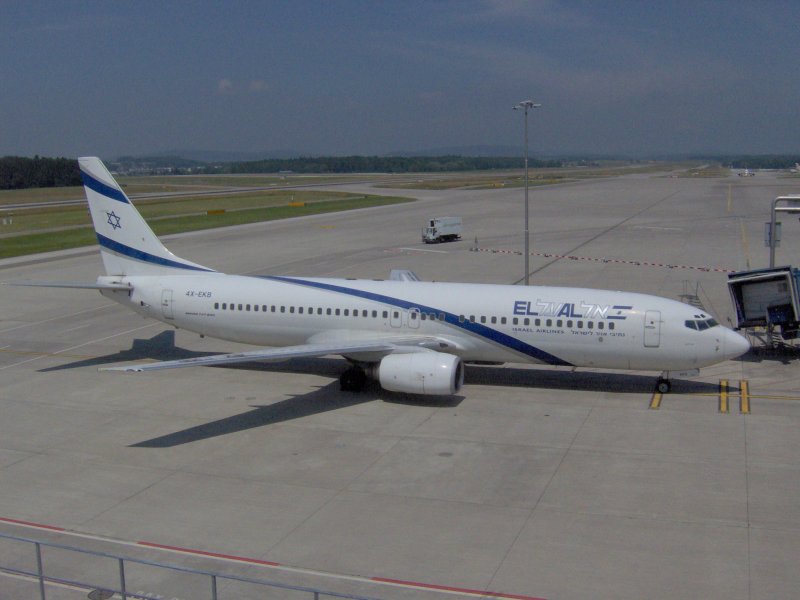 Boeing 737-800 der EL AL in Zrich-Flughafen.Die Maschine trgt die Registrierung 4X-EKB. Sommer 2006