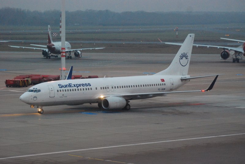 Boeing 737-800 TC-SUM der SunExpress aufgenommen in Hamburg Fuhlsbttel am 14.12.08 