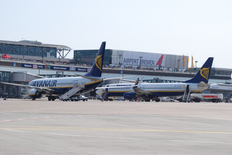 Boeing 737 EI-DPE und EI-DAH der Ryanair am Airport Bremen am 10.05.09