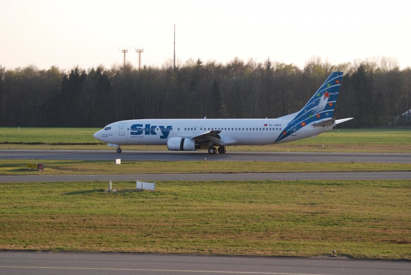 Boeing 737 TC-SKH der Sky Airlines bei der Landung in Hamburg Fuhlsbttel am 10.04.09