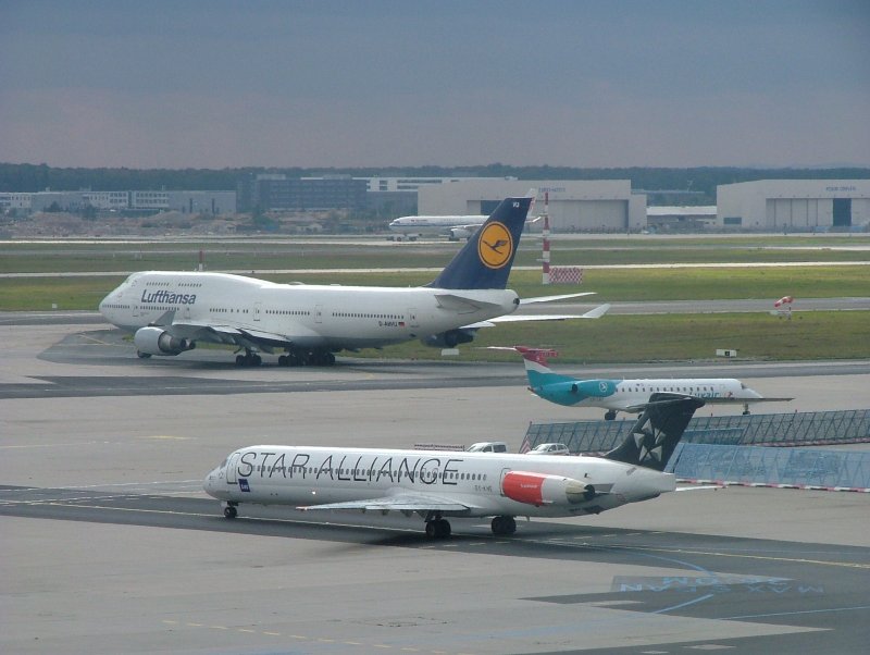 Boeing 747-400 (Lufthansa)wartet auf die Startfreigabe an der Landebahn.