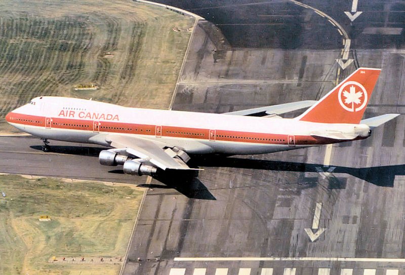 Boeing 747 beim abrollen von der Landebahn auf einem Verkehrsflughafen in Deutschland - in den 80er Jahren.