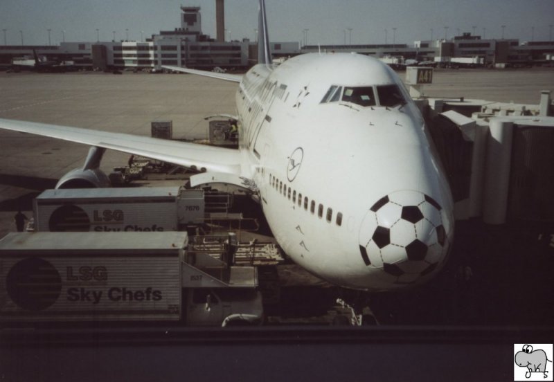 Boeing 747 der Lufthansa in Star Alliance Lackierung und mit Fuballnase anlsslich der Fuball Weltmeisterschaft in Deutschland vom 9. Juni 2006 bis 9. Juli 2006.

Die Aufnahme entstand kurz nach der Landung in Denver (Colorado /USA) am 14. Juli 2006
