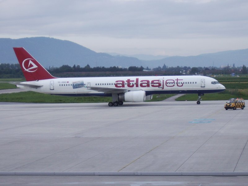 Boeing 757-200 von Atlas Jet nach der Landung aus Antalya.