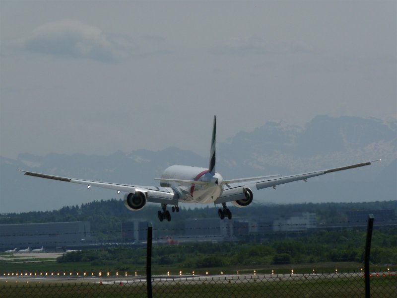 Boeing 777-31H(ER) der Emirates kurz vor dem Aufsetzen auf Piste 14 in Zrich am 21.5.2009.