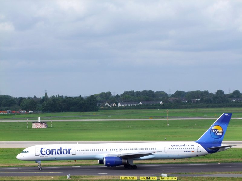 Boeing757-300(CONDOR)ist am Flughafen Dsseldorf eingetroffen; 080904