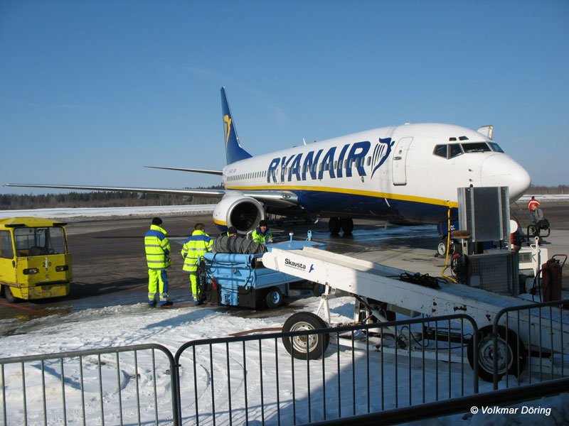Boing 737 der RAYANAIR in Skavsta, dem zweiten Flughafen fr Stockholm, vor dem Flug nach Lbeck - 16.03.2006

