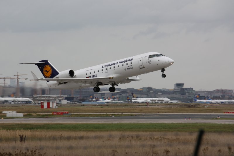 Bombardier CRJ200, Kennung D-ACLY von LUFTHANSA REGIONAL startet am 02.09.2009 auf Startbahn/West von Frankfurt/Main Flughafen.