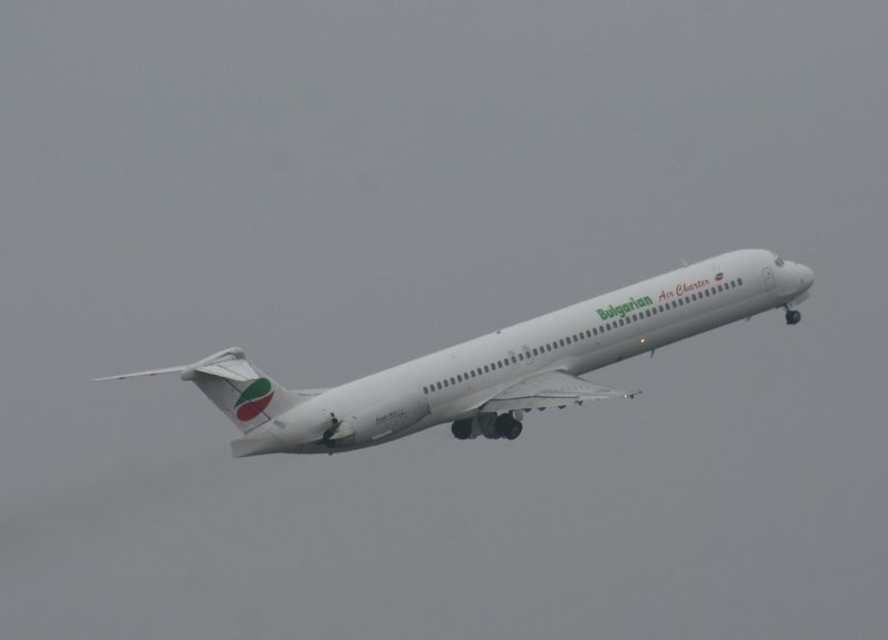 Bulgarian Air Charter McDonnel Douglas MD-82 LZ-LDK nach dem Start in Berlin Tegel am 28.06.2009 bei alles andere als gutem Wetter 