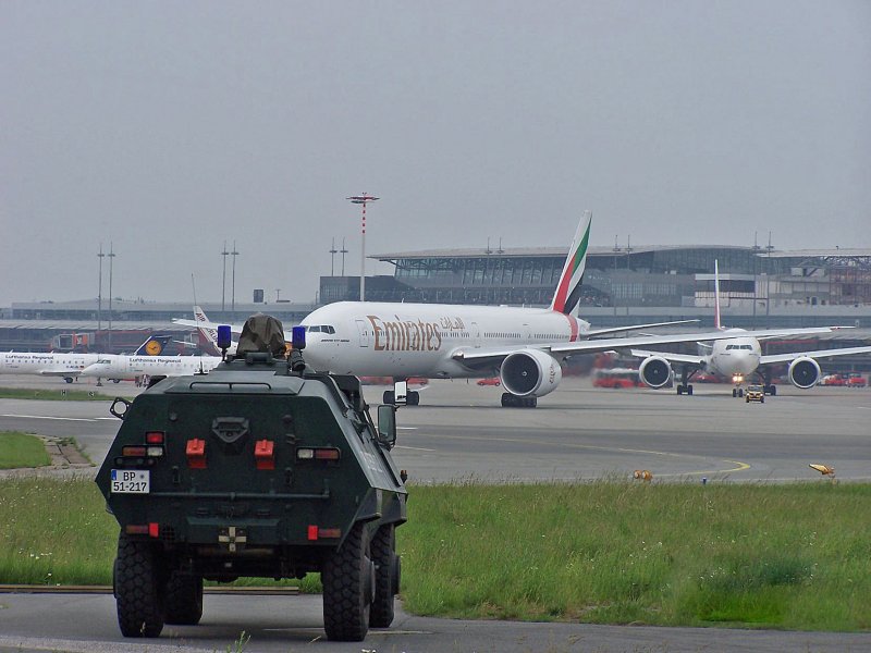Bundespolizei auch am Hamburger Flughafen.
Hamburg war einziger Ausweichflughafen whrend des G8 Gipfels 2007 falls der  Airport Rostock - Laage gesperrt werden sollte.