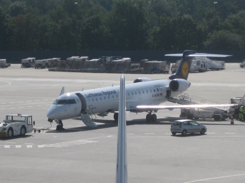 Canadair CRJ900 der Lufthansa CityLine auf dem Flughafenvorfeld in Berlin-Tegel