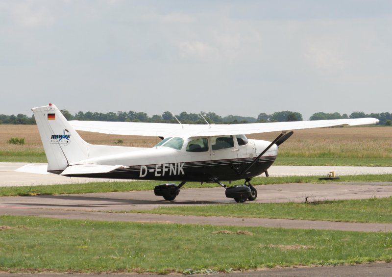 Cessna 172 D-EFNK am 05.07.2009 auf dem Flugplatz Strausberg