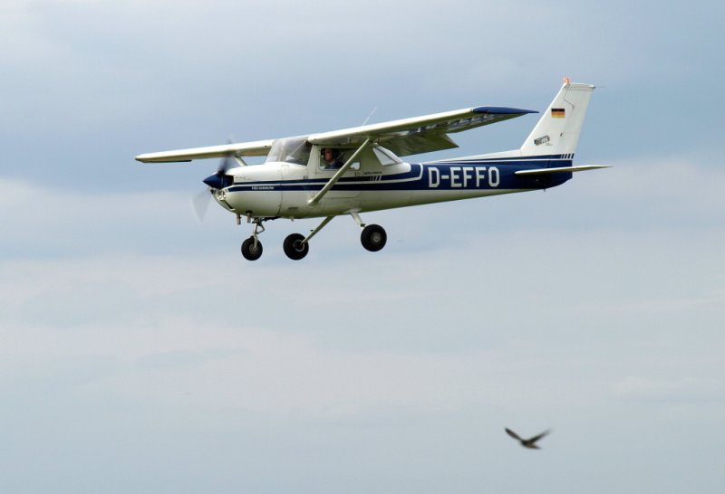 Cessna F-150 Commuter der Franken Flugschule Herzogenaurach.
Im Anflug auf Piste 27 begleitet von einem Vogel.
14.08.2008