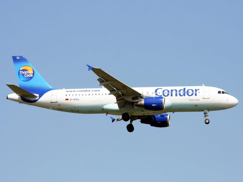 Condor A 320-212 D-AICL im Landeanflug auf den Flughafen Berlin-Schnefeld am 01.05.2009