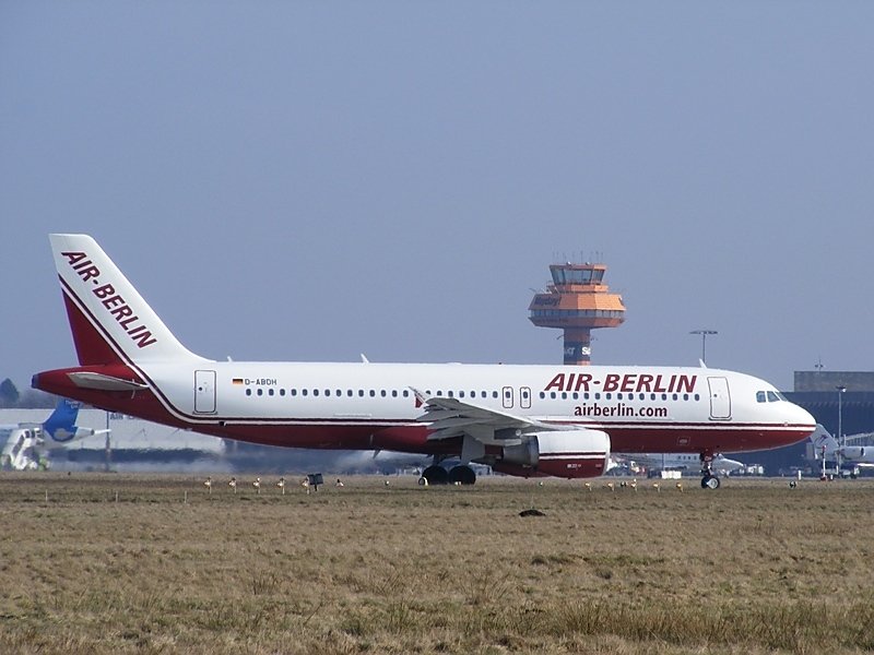 D-ABDH, ein A320 von Air Berlin, trgt am 4.3.2009 in Hannover noch das alte Farbschema.