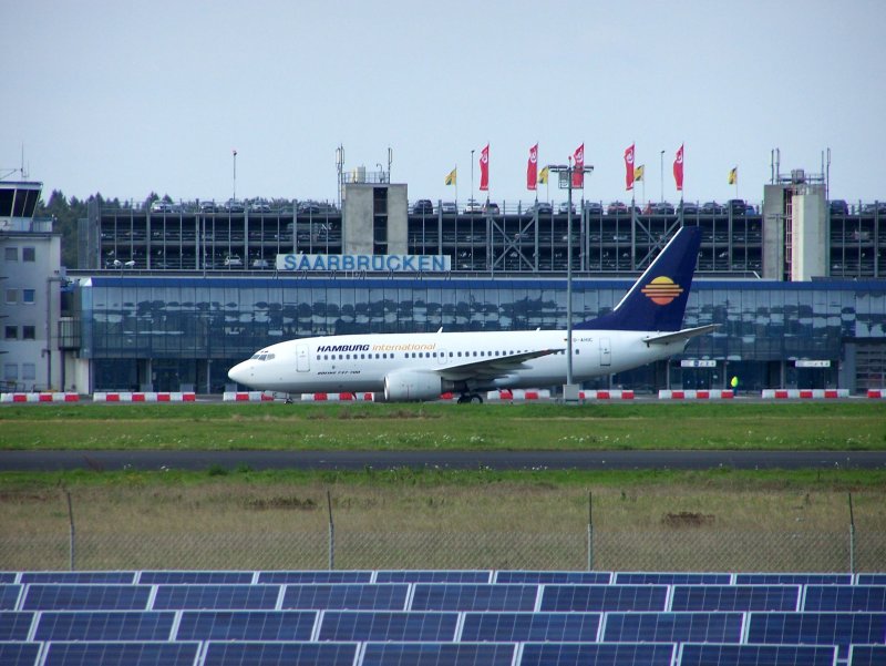 D-AHIC von Hamburg International (Boeing 737-700) verlsst die Parkposition vor dem Terminal des Saarbrcker Flughafens und rollt in Richtung Start-/Landebahn 09 (21.09.2008).