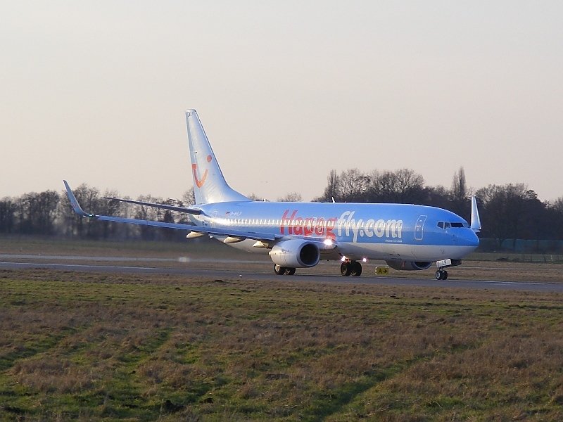 D-AHLP, eine 737-800 der TUIfly, trgt noch die alte Lackierung von Hapagfly. Hannover am 4.3.2009.
