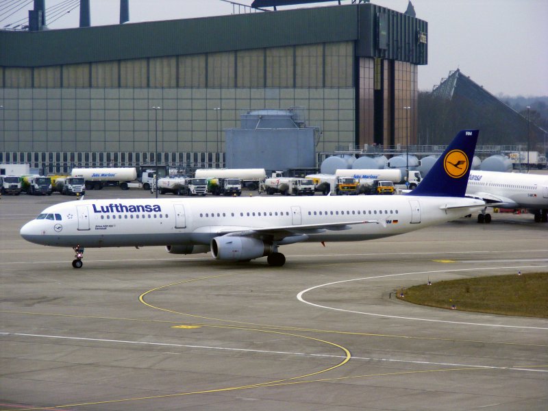 D-AIRM, ein A321-100 der Lufthansa mit Namen  Darmstadt , am 29.12.2008 in Berlin-Tegel.