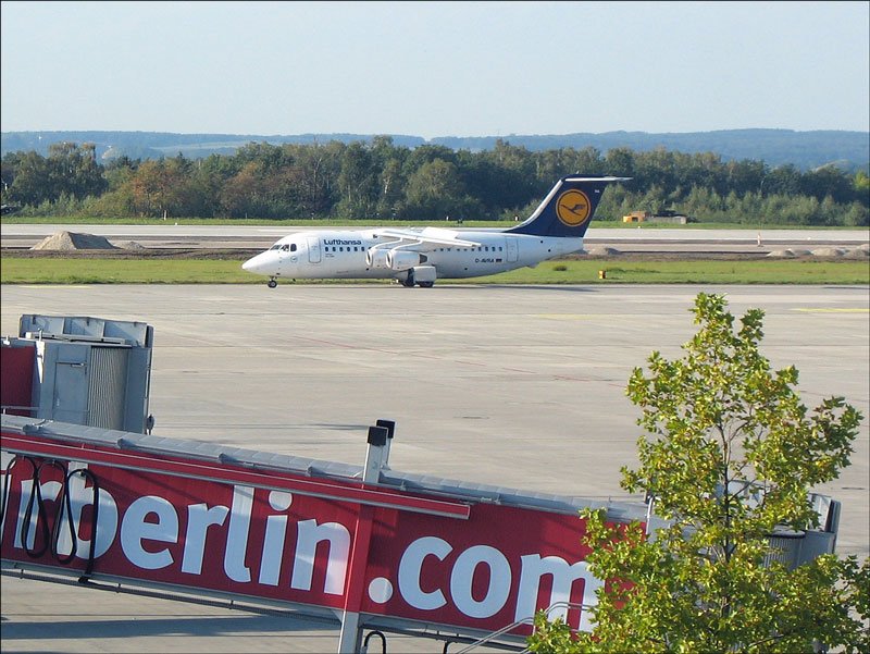 D-AVRA Avro Regional Jet RJ-85 von Lufthansa City Line ist gelandet als Flug LH 1072 aus Mnchen; Dresden-Klotzsche, 1.10.2007 
