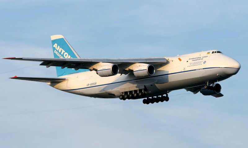 Da hatte sich das Aufstehen in aller Frhe gelohnt ,denn die zweitgrsste Transportmaschine der Welt gab sich die Ehre und schwebte auf die Rwy 34 ein - Antonov Design Bureau , Antonov AN-124-100. Zrich, 1.Juli 2007