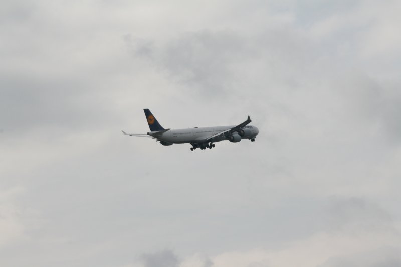 Da war was schief gelaufen.Lufthansa Airbus 340 beim Durchstartmanver am 09.03.08 auf dem Flughafen Frankfurt/Main.