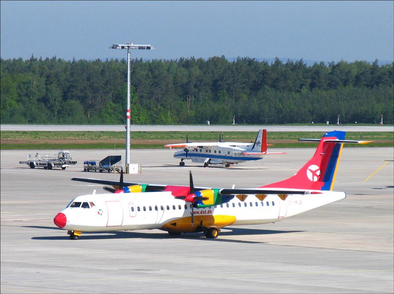 Danish Air Transport (DAT) Arospatiale ATR-72-202 OY-RUB rollt zum Start als Flug DTR 4571 nach Salzburg; dahinter ist zu sehen Dornier Do-228 D-CFFU von DLR Flugbetriebe; Dresden-Klotzsche, 09.05.2008
