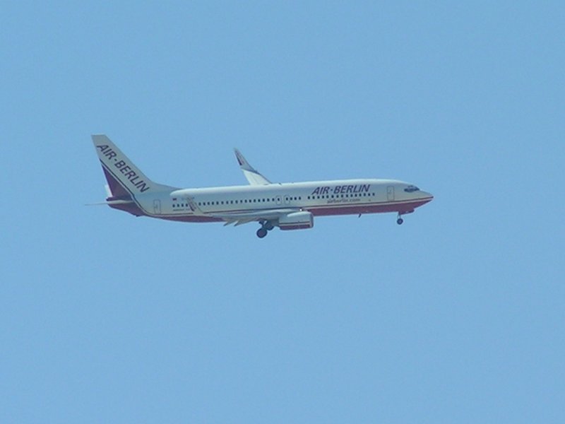 Das musste ich ganz schn zoomen. Air Berlin 737-800 am 06.10.05 beim Landeanflug auf den Flughafen von Hurghada.