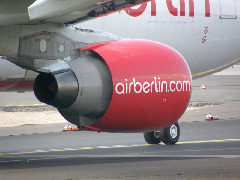 Das Triebwerk eines Airbus A 330 der Air Berlin in Dsseldorf am 14.07.2008.