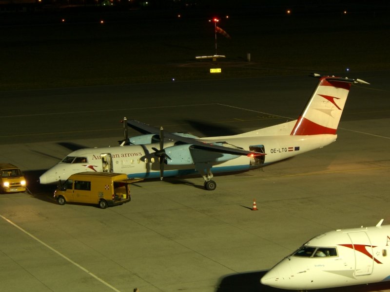 Eine Dash 8-Q300 (OE-LTG, Hall in Tirol) nach der Landung