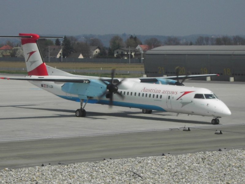 Dash 8-400 von Austrian arrowskurz nach der Landung. 