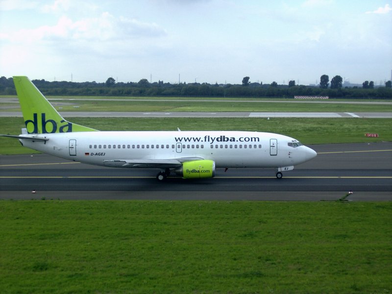 Ein Flugzeug der Gesellschaft dba im D�sseldorfer Flughafen. Dieses fliegt
