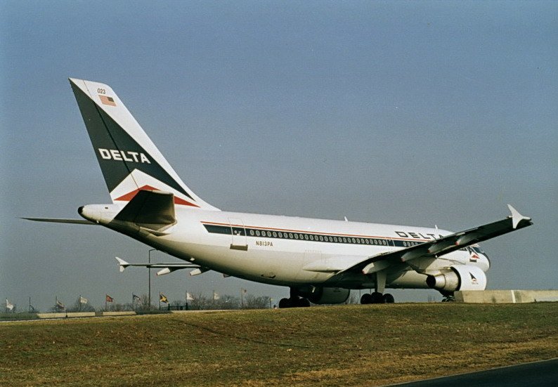 Delta Air Lines, N813PA, Airbus A310-324. Die Maschine rollt ber eine Strassenbrcke zur Startbahn 26R. Anhand der Kennung kann man sehen, diese Maschine gehrte vorher zu den Bestnden der PanAm, die in Berlin unvergessen ist. Tegel 90er Jahre.