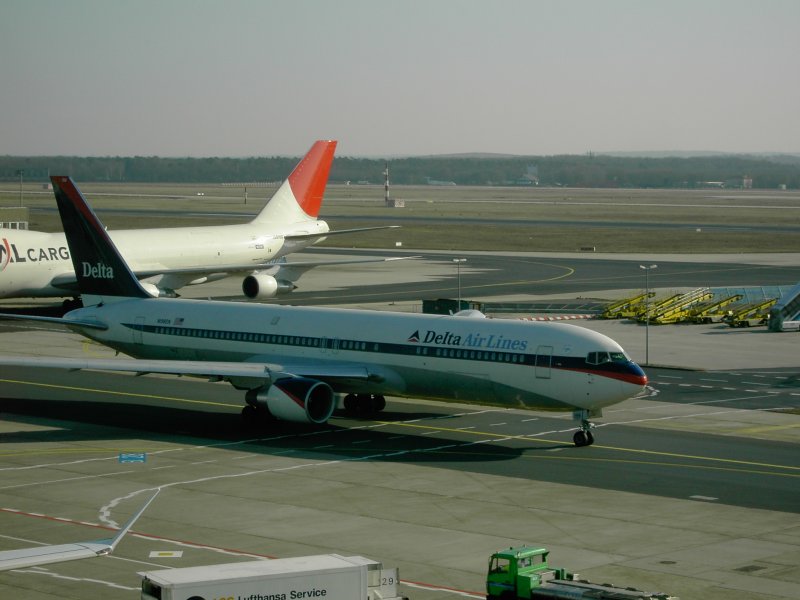 Boeing 767 der Delta auf dem Weg zur Starbahn 18.(05.02.05)