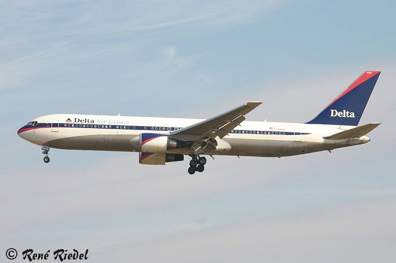Eine Boeing 767-332 ER von Delta mit der Reg N1609