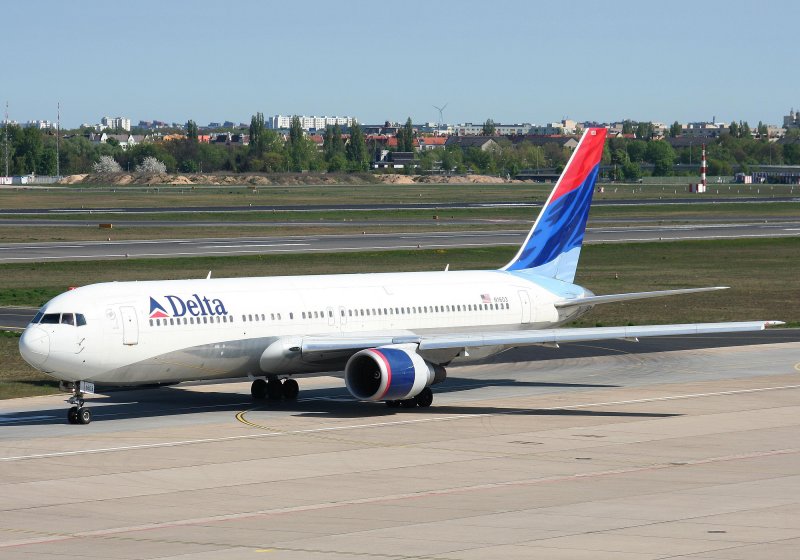 Delta B 767-332(ER) N1603 am 19.04.2009 auf dem Flughafen Berlin-Tegel