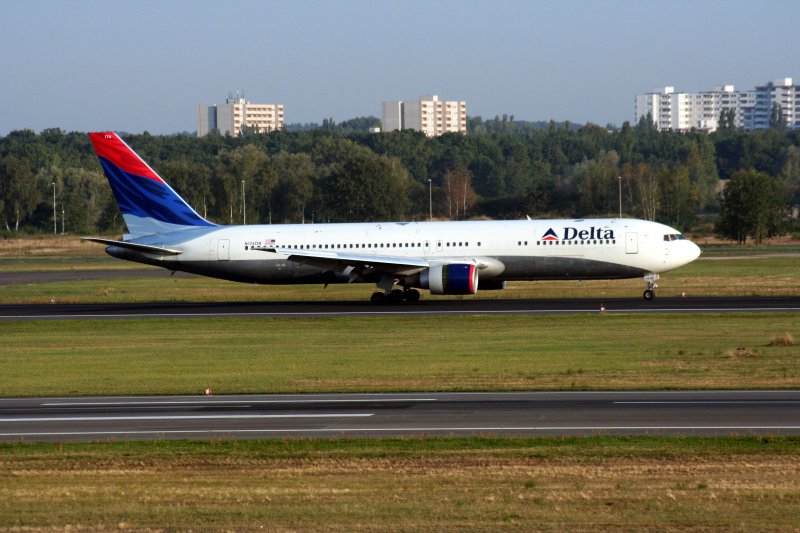 Delta Airlines B 767-332(ER) N174DN nach der Landung in Berlin-Tegel am 20.09.2009
