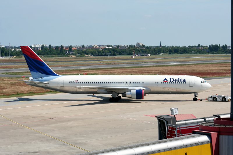 Delta B 767-332(ER) N197DN  beim Pushback am 14.06.2009 auf dem Flughafen Berlin-Tegel