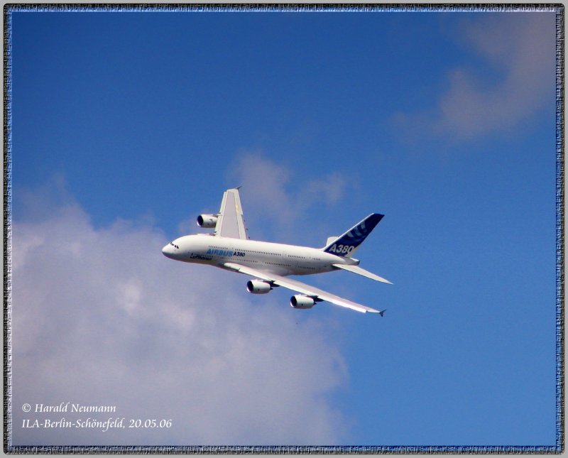 Der A380-800 dreht geschmeidig wie ein Segelflieger seine Runden bei der ILA 2006 in Berlin-Schnefeld. 20.05.06